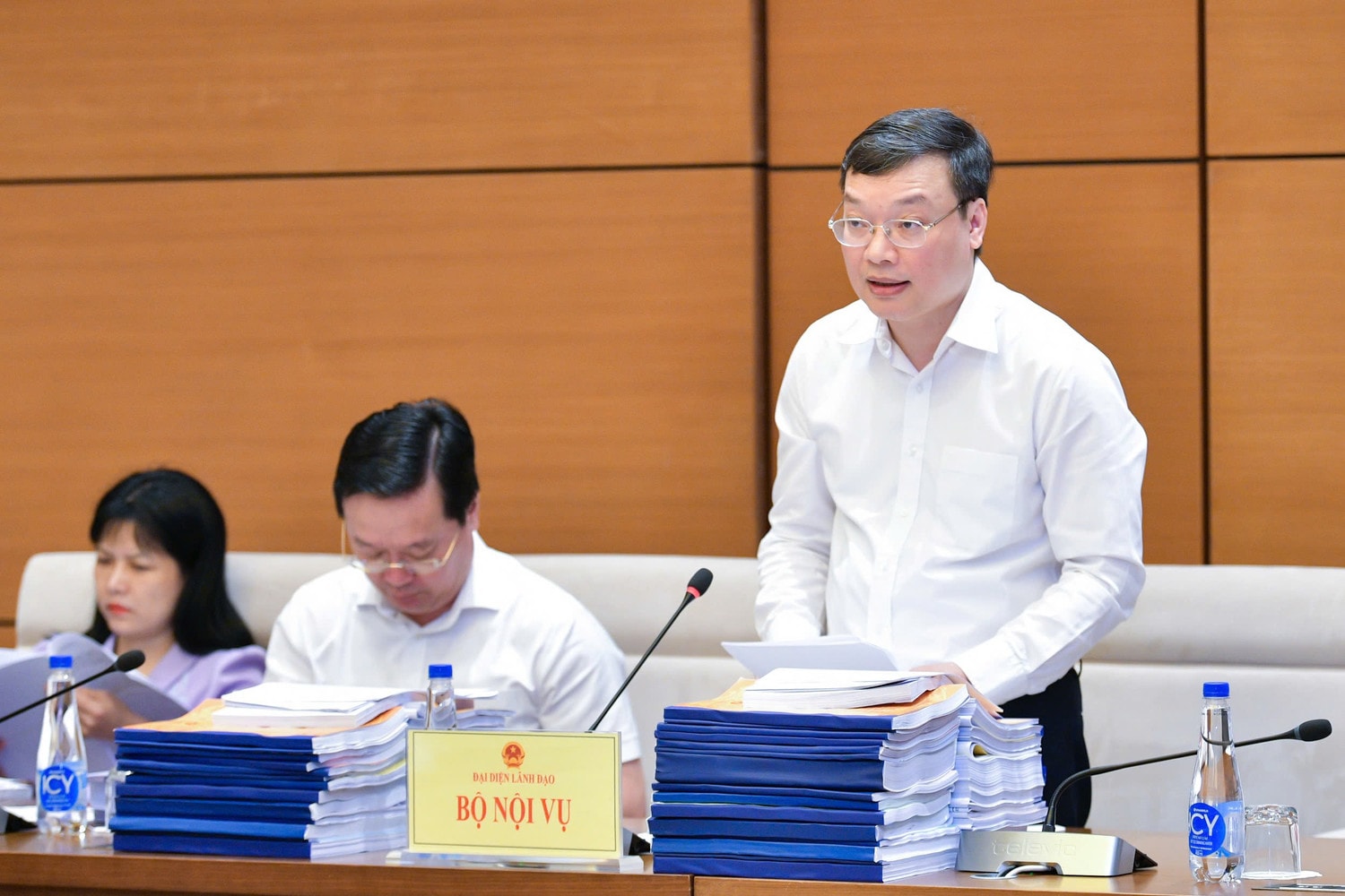 Thứ trưởng Bộ Nội vụ Trương Hải Long báo cáo tại phiên họp