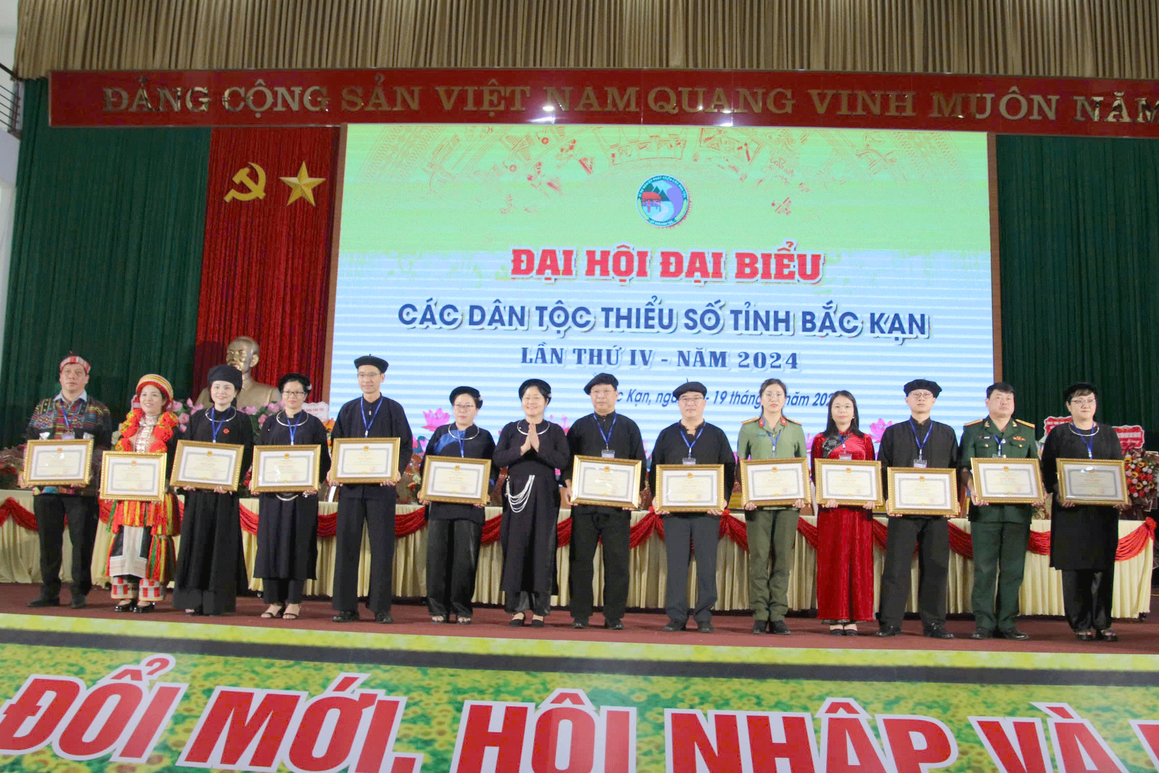Các tập thể, cá nhân có thành tích xuất sắc trong công tác dân tộc giai đoạn 2019 - 2024 nhận Bằng khen của Chủ tịch UBND tỉnh. Ảnh: Hồng Hạnh