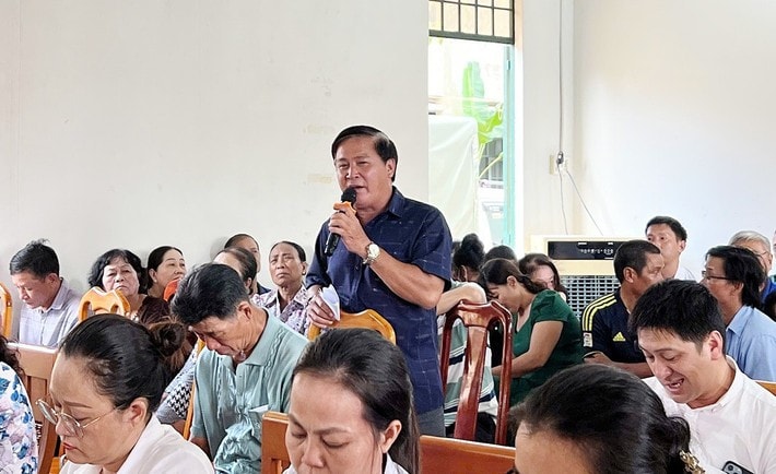 Cử tri phát biểu ý kiến tại một buổi tiếp xúc với ĐBQH trước Kỳ họp thứ Tám, Quốc hội Khóa XV. Ảnh: Văn Dũng