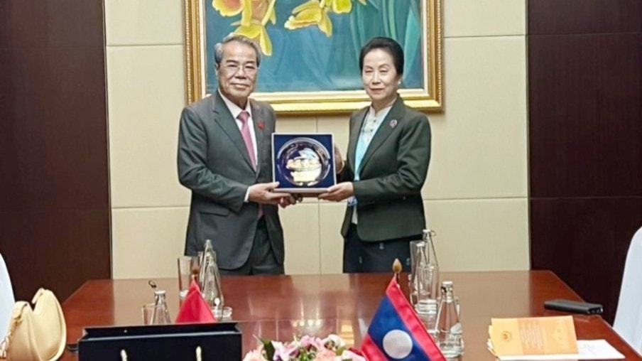 Trưởng Ban Dân nguyện Dương Thanh Bình và Chủ nhiệm Ủy ban Tư pháp, Quốc hội Lào trao quà lưu niệm