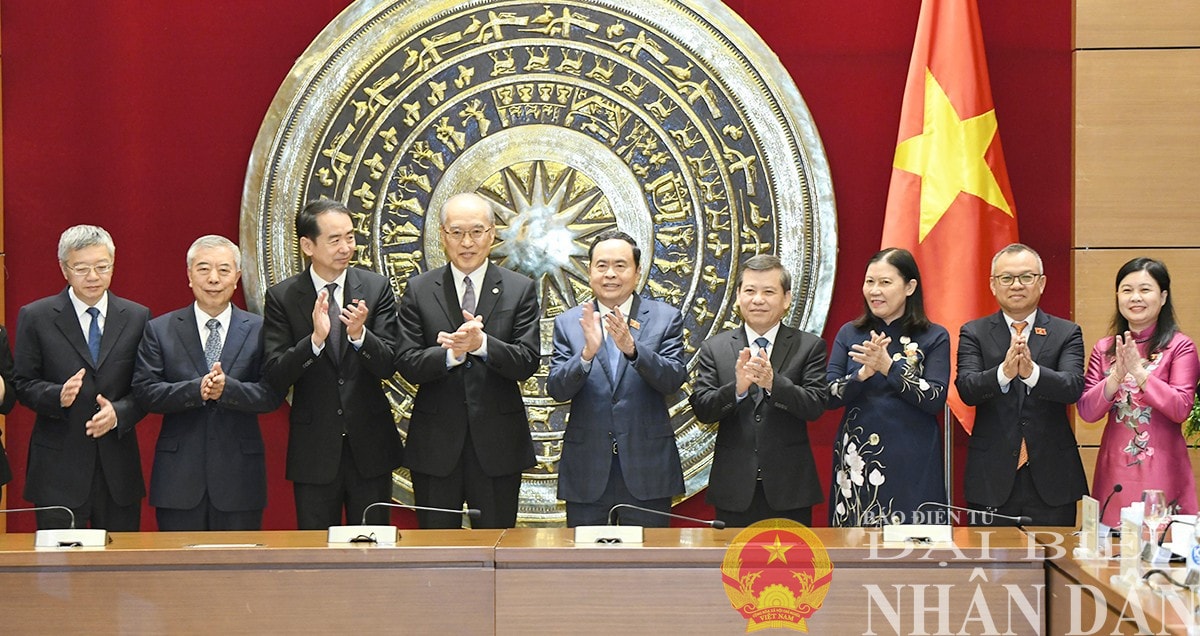 Chủ tịch Quốc hội Trần Thanh Mẫn và Chánh án Tòa án Nhân dân Tối cao Trung Quốc Trương Quân với các đại biểu. Ảnh: Lâm Hiển