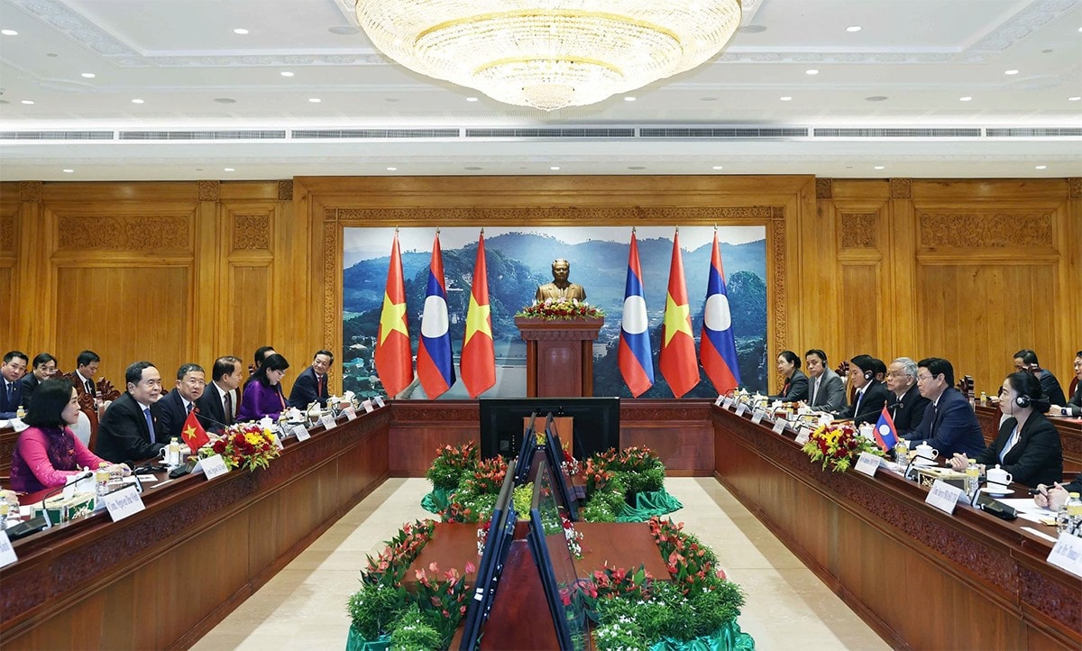 Chủ tịch Quốc hội Trần Thanh Mẫn và Đoàn đại biểu cấp cao Quốc hội Việt Nam tại cuộc hội đàm với Chủ tịch Quốc hội Lào Saysomphone Phomvihane. Ảnh: Thống Nhất