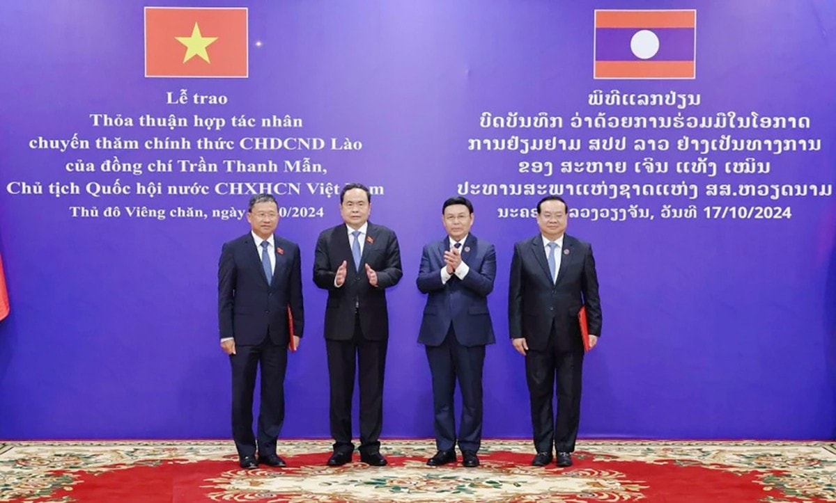 Chủ tịch Quốc hội Trần Thanh Mẫn và Chủ tịch Quốc hội Lào Saysomphone Phomvihane chứng kiến Lễ trao Thỏa thuận hợp tác giữa hai Ủy ban Đối ngoại của hai Quốc hội. Ảnh: Thống Nhất