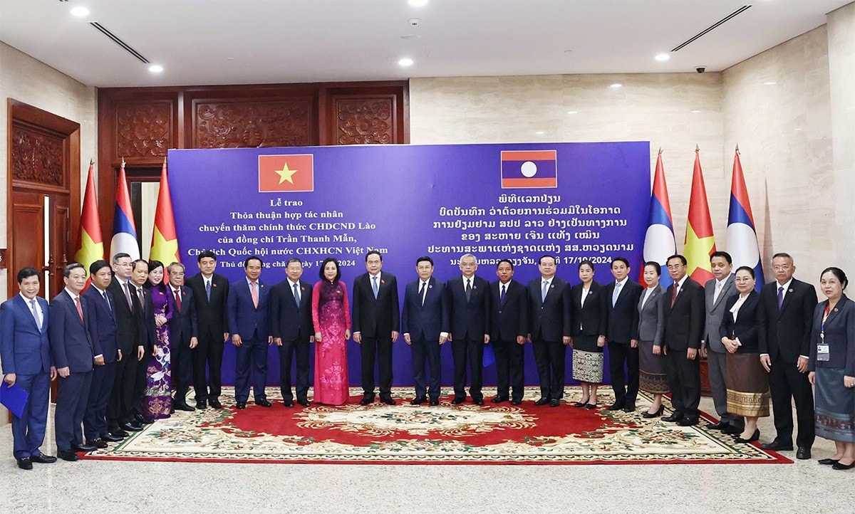 Đoàn đại biểu cấp cao Quốc hội Việt Nam với Chủ tịch Quốc hội Lào Saysomphone Phomvihane và các đại biểu chụp ảnh lưu niệm tại cuộc hội đàm. Ảnh: Thống Nhất
