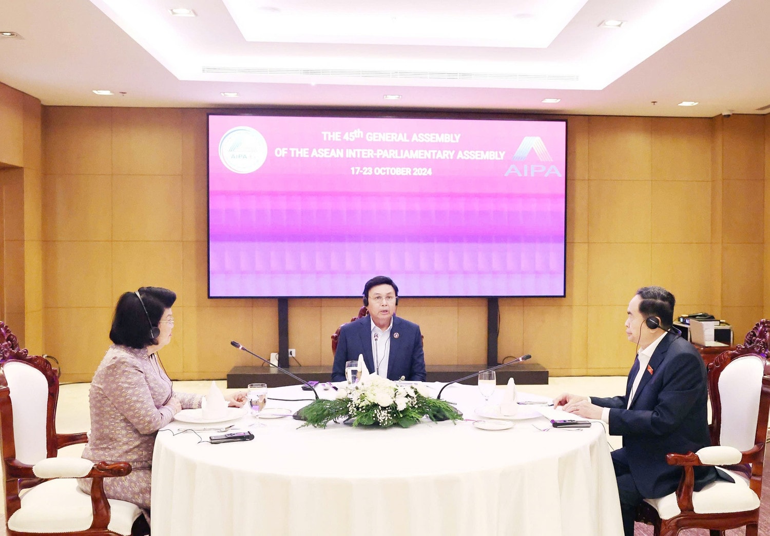 Chủ tịch Quốc hội Việt Nam Trần Thanh Mẫn, Chủ tịch Quốc hội Lào, Chủ tịch Liên nghị viện ASEAN (AIPA) Saysomphone Phomvihane và Chủ tịch Quốc hội Campuchia Samdech Khuon Sudary ăn sáng làm việc. Ảnh: Thống Nhất