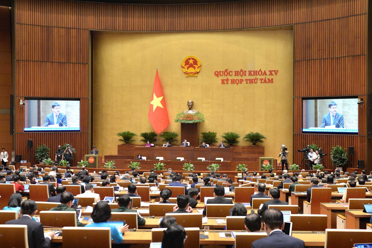 toan-canh-chu-nhiem-uy-ban-kinh-te-7850.jpg