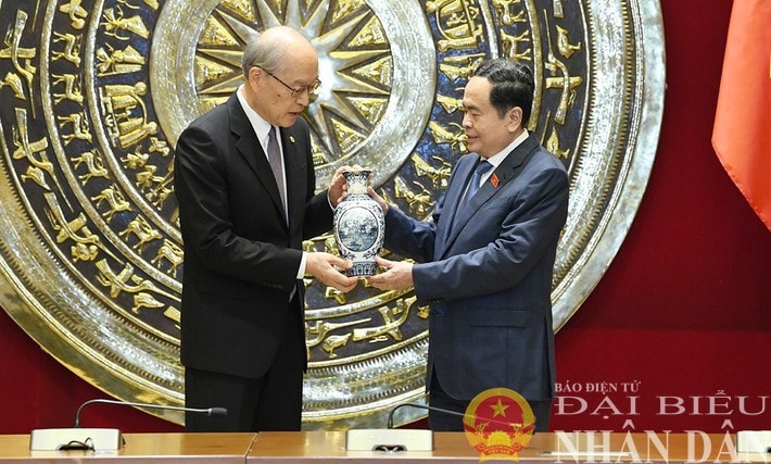 National Assembly (NA) Chairman Tran Thanh Man hosted a reception in Hanoi on October 20 for President and Chief Justice of the Supreme People's Court of China Zhang Jun. ctqh-a3-4720-3513-1873.jpg