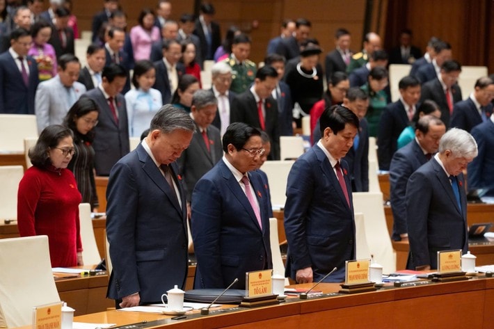 The members of the National Assembly observed a minute of silence for the victims of natural disasters. Photo: Lam Hien unnamed-8612-3561-4192.jpg