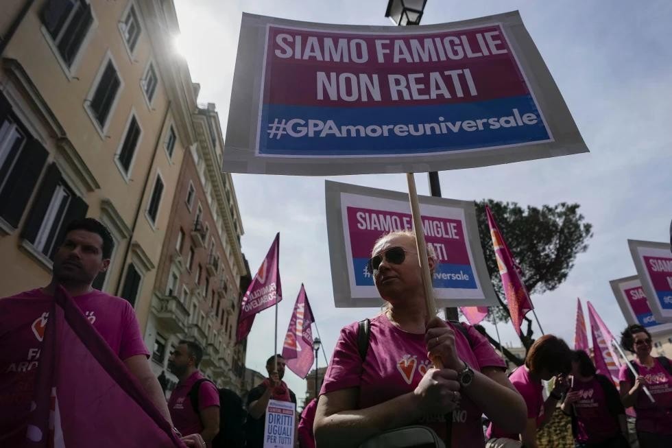 People hold banners reading “we are families not crimes” during a pro-surrogacy flash-mob in Rome. Photo -- Alessandra Tarantino. Source: euroweeklynews.com tan-thu-tuong-nhat-ban-17274247862411213538280-3405.webp
