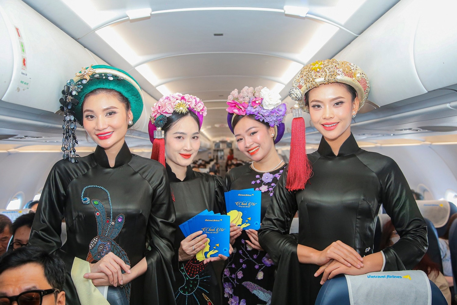 anh-1-vietravel-airlines-da-dua-hanh-khach-tro-ve-mot-thoi-ky-hoang-kim-cua-lua-to-tam-mien-nam-qua-man-trinh-dien-ao-dai-lanh-my-a-anh-vt-2478.jpg