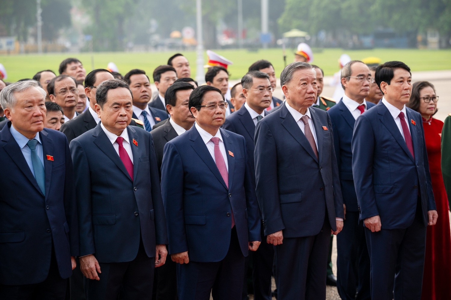 Lãnh đạo Đảng, Nhà nước và các đại biểu Quốc hội vào Lăng viếng Chủ tịch Hồ Chí Minh. Ảnh: Hồ Long