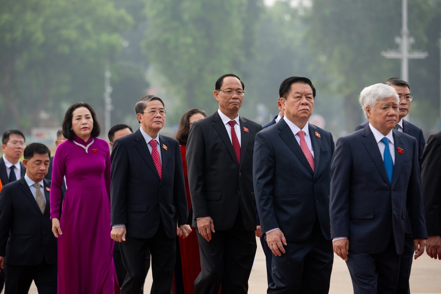 Lãnh đạo Đảng, Nhà nước và các đại biểu Quốc hội vào Lăng viếng Chủ tịch Hồ Chí Minh. Ảnh: Hồ Long