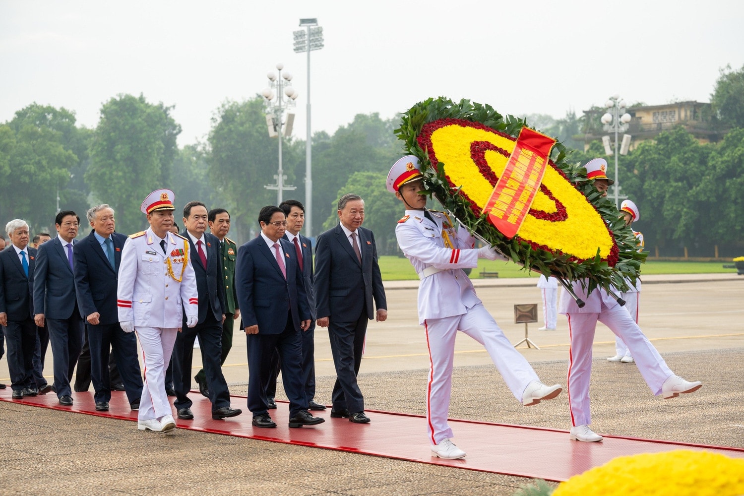 Lãnh đạo Đảng, Nhà nước và các đại biểu Quốc hội vào Lăng viếng Chủ tịch Hồ Chí Minh. Ảnh: Hồ Long