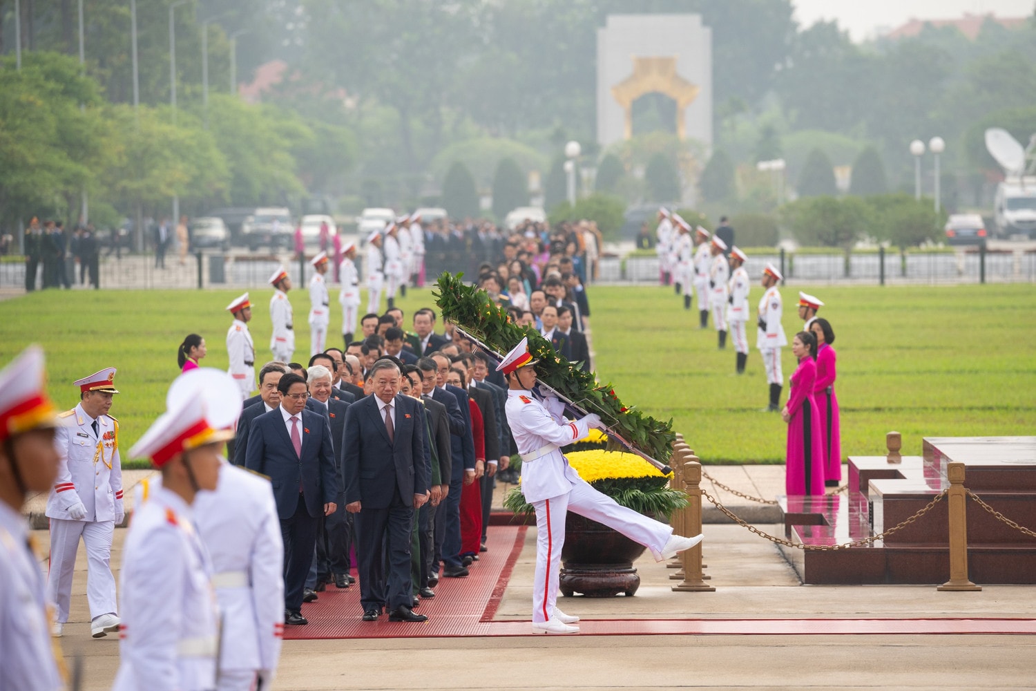 Lãnh đạo Đảng, Nhà nước và các đại biểu Quốc hội vào Lăng viếng Chủ tịch Hồ Chí Minh. Ảnh: Hồ Long