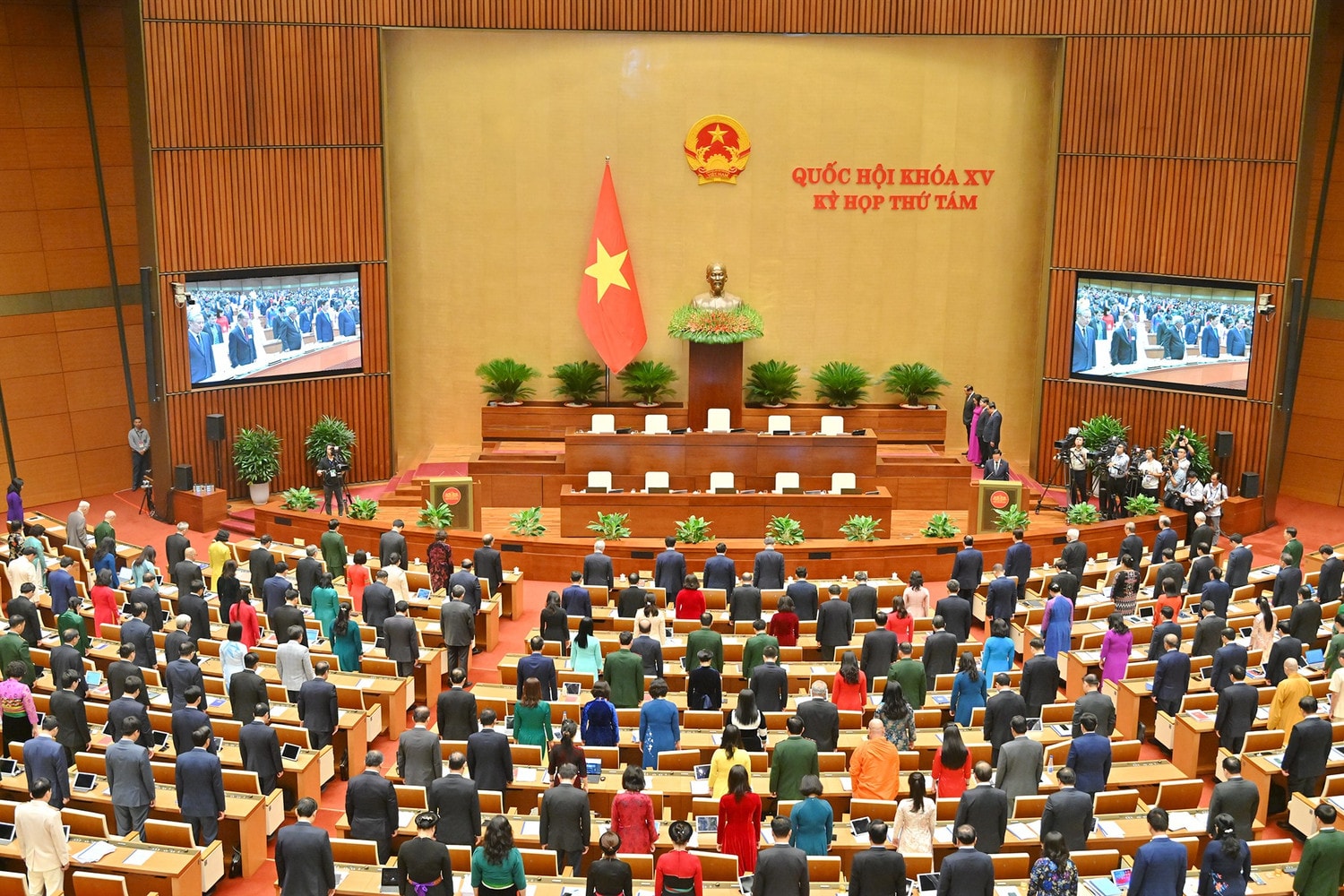 Quốc hội và các đại biểu dành một phút mặc niệm các chiến sĩ đã hy sinh, đồng bào tử nạn do thiên tai trong thời gian qua. Ảnh: Quang Khánh