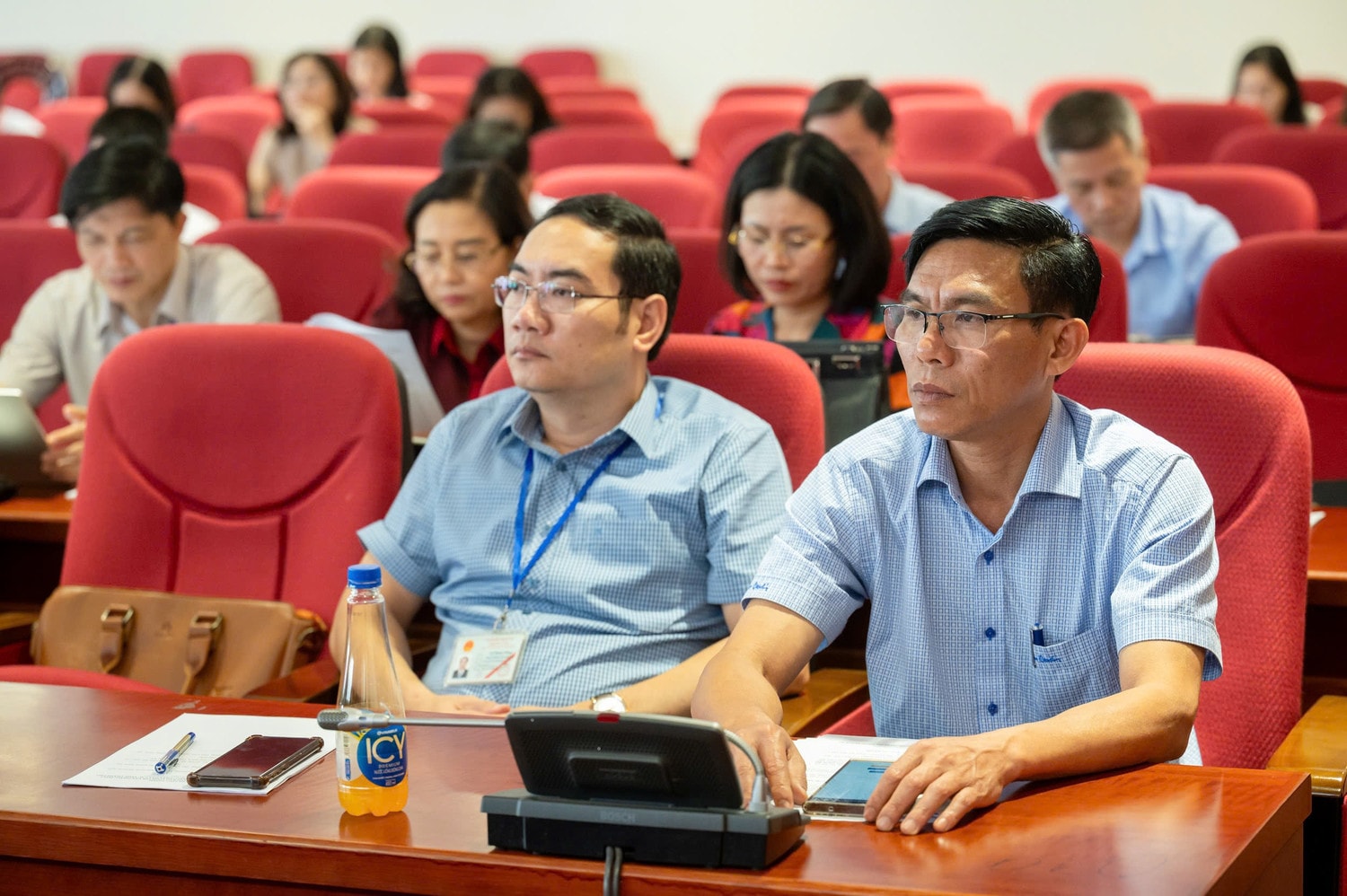 Các đại biểu tham dự cuộc làm việc