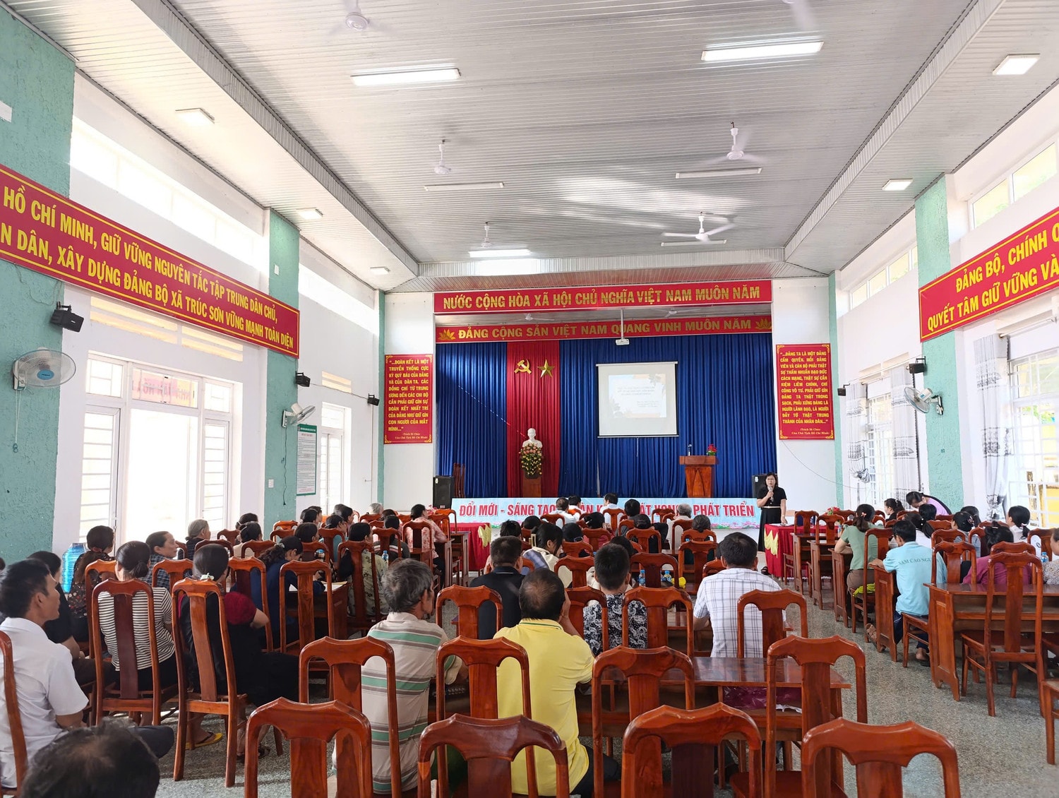 Từ ngày 17.7 - 10.10, Sở Tư pháp tỉnh Đắk Nông đã tổ chức 2 hội nghị Tập huấn nâng cao năng lực và nghiệp vụ đánh giá chuẩn tiếp cận pháp luật. Ảnh: Thanh Thảo