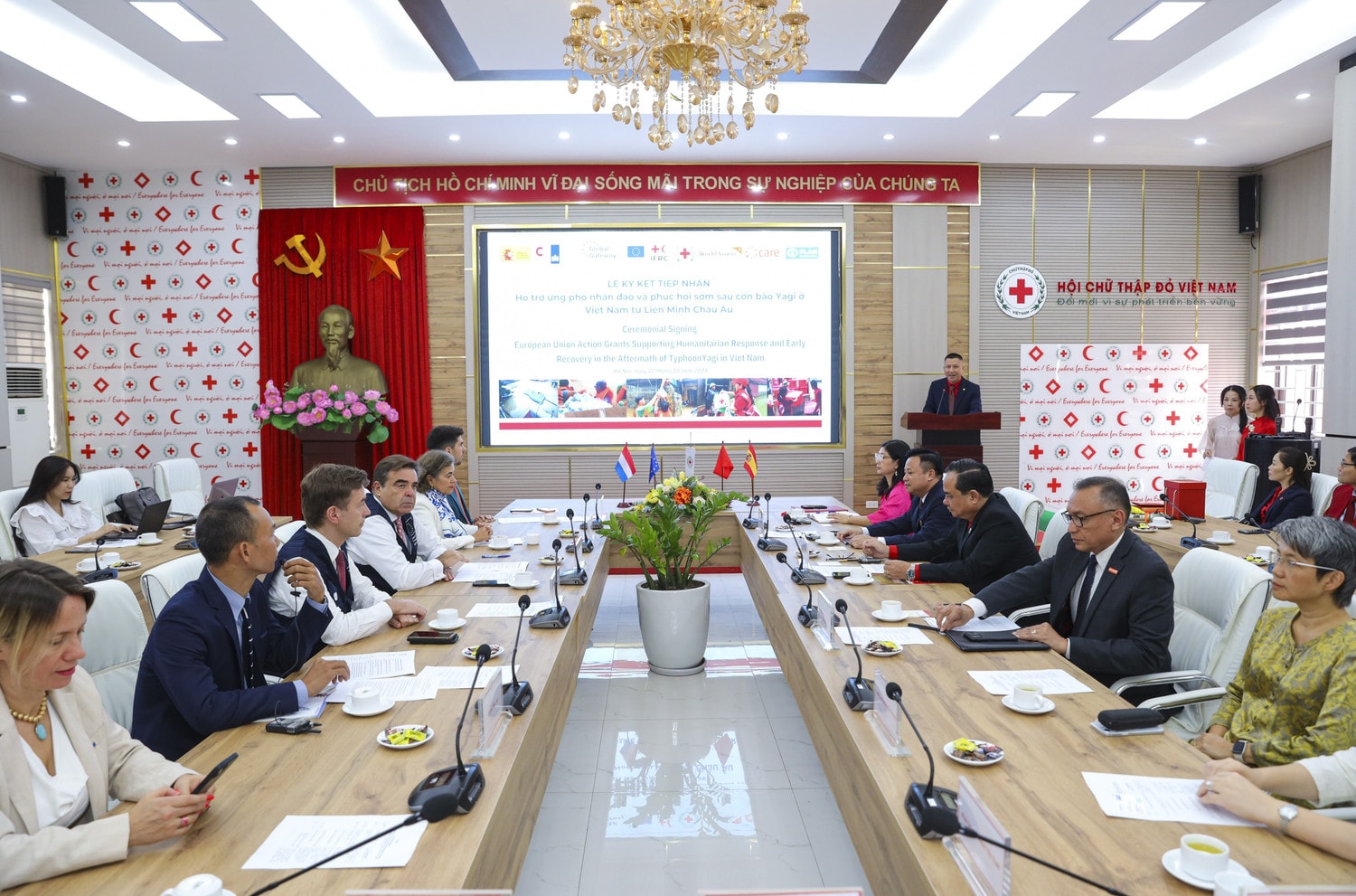 echo-world-vision-care-va-plan-hop-tac-ho-tro-nhan-dao-cho-viet-nam-sau-bao-yagi-20241022144710-42-6203.jpg