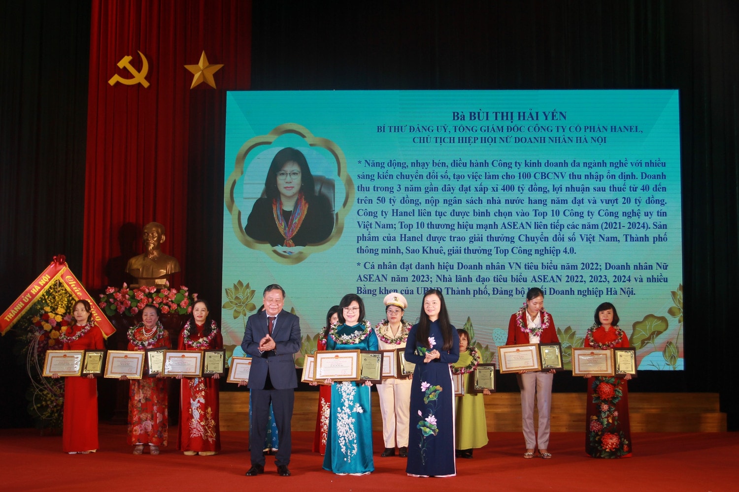 tgd-hanel-nhan-bk-cua-chu-tich-ubnd-hn-danh-hieu-phu-nu-thu-do-tieu-bieu-2024-3016-826.jpg