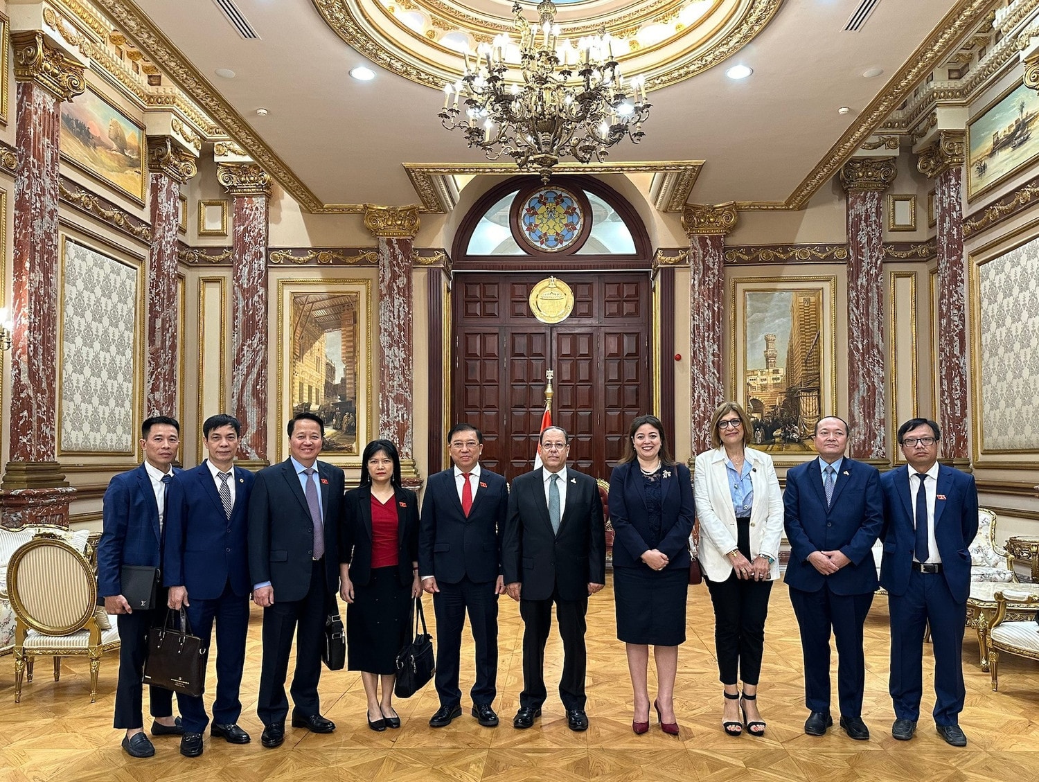2-doan-cong-tac-lam-viec-voi-thuong-vien-ai-cap-2-6588-636.jpg
