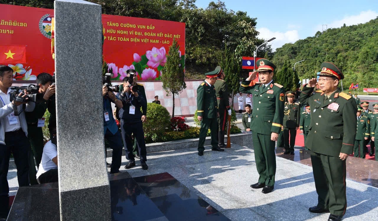 pho-thu-tuong-bo-truong-bo-quoc-phong-lao-dai-tuong-chansamone-chanyalath-va-bo-truong-bo-quoc-phong-dai-tuong-phan-van-giang-thuc-hien-nghi-thuc-chao-co-tai-cot-moc-255-viet-nam-lao-4058-4828.jpg