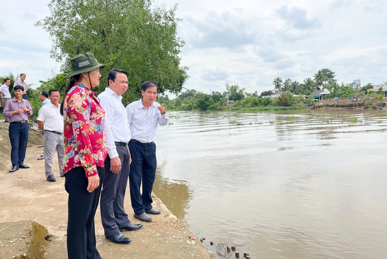 2-doan-ke-khac-phuc-diem-sat-lo-tai-ap-tan-thoi-xa-tan-hanh-huyen-long-ho-6613-2110.jpg