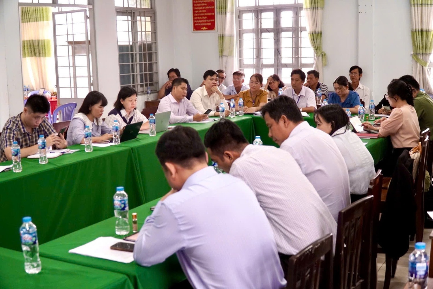 Thành viên Đoàn kiểm tra tiến hành kiểm tra hồ sơ. Ảnh: Nguyễn Tâm