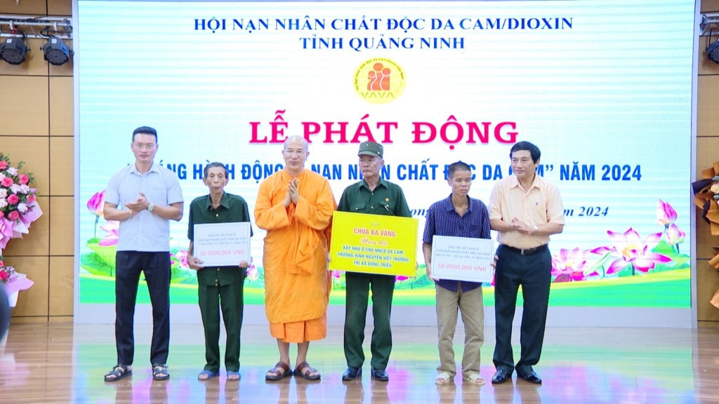2244199-dai-dien-cac-don-vi-trao-ho-tro-xay-nha-cho-3-ho-gia-dinh-nan-nhan-chat-doc-da-cam-tren-dia-ban-tinh-nam-2024-anh-ma-3677-3625.jpg