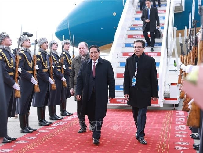 Lễ đón Thủ tướng Phạm Minh Chính và Đoàn đại biểu cấp cao Việt Nam tại sân bay quốc tế Kazan. Ảnh: Dương Giang/TTXVN