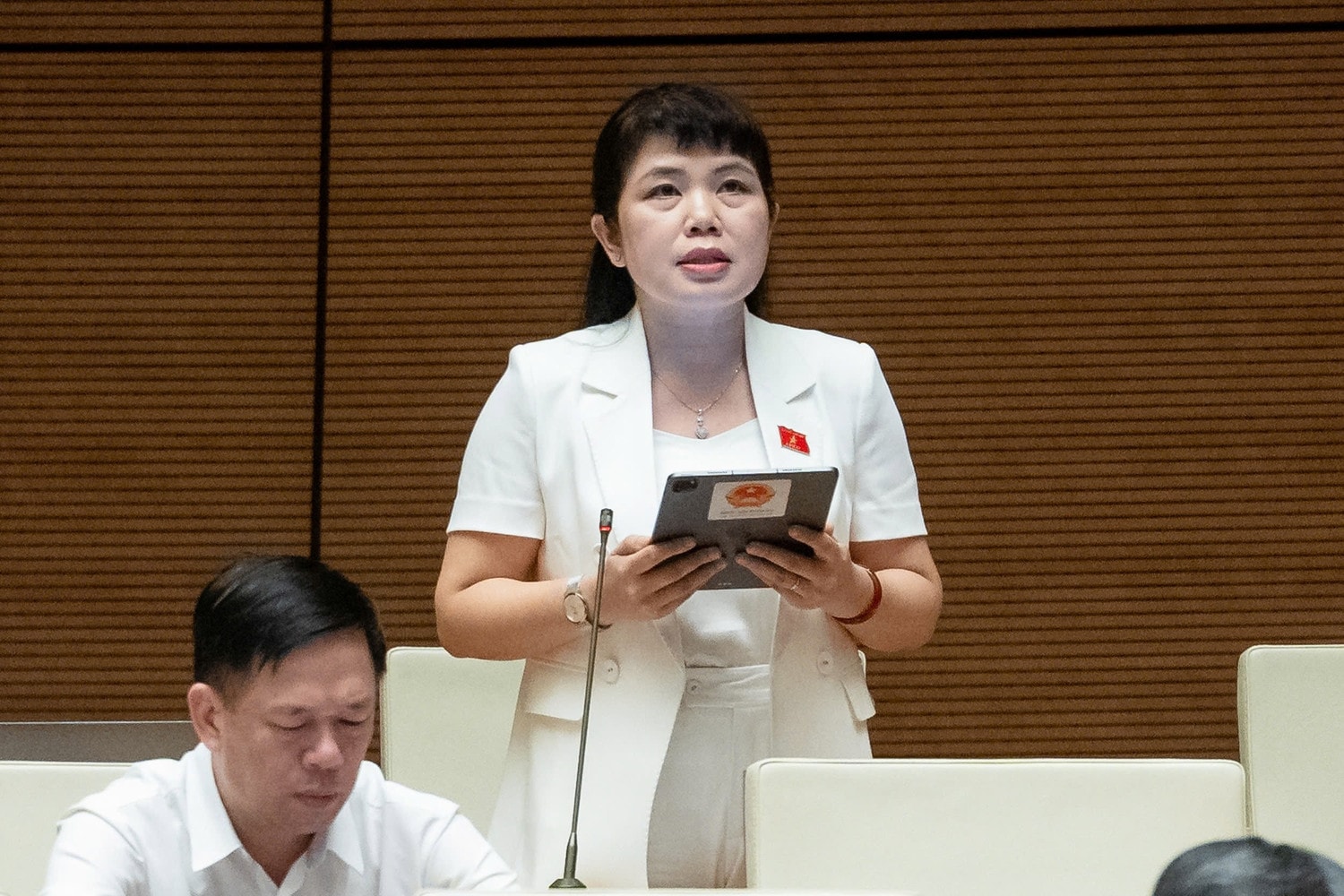 ĐBQH Nguyễn Thị Thu Hà (Quảng Ninh) phát biểu tại hội trường. Ảnh: Hồ Long