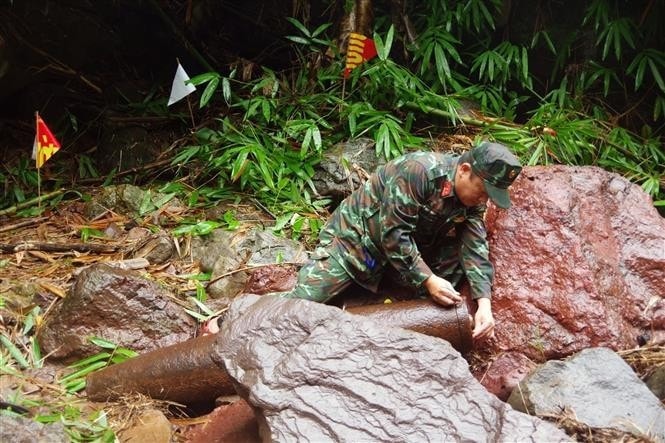 A sapper inspects the bomb. (Photo: published by VNA) A sapper inspects the bomb. (Photo: published by VNA)