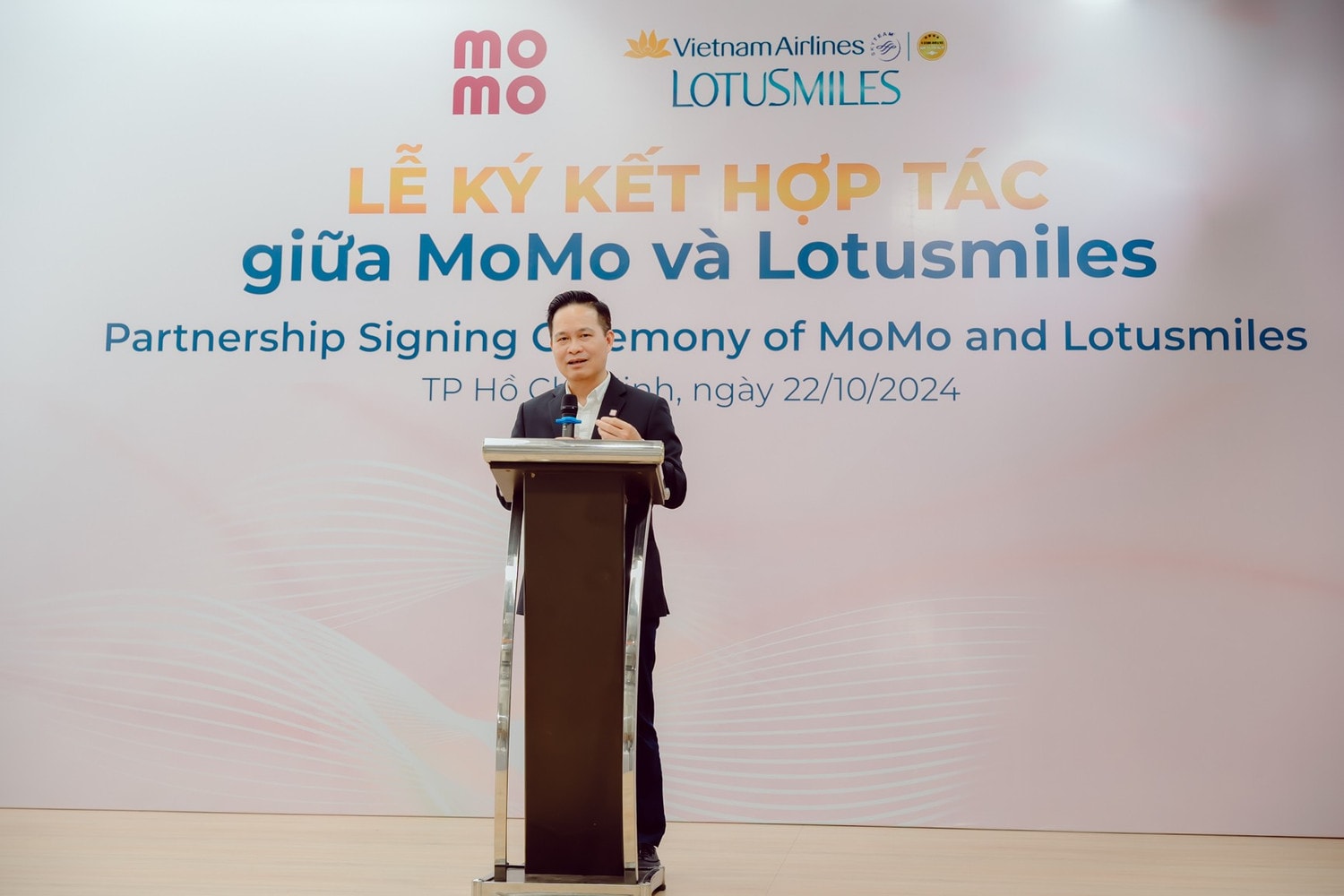 anh-3-ong-nguyen-ba-diep-dong-sang-lap-momo-phat-bieu-tai-su-kien-anh-vna-5235-2242.jpg