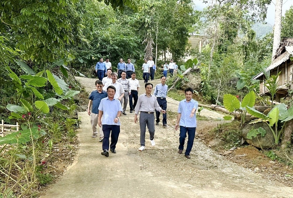 Bộ trưởng, Chủ nhiệm Ủy ban Dân tộc Hầu A Lềnh cùng lãnh đạo tỉnh Thanh Hóa, huyện Bá Thước thăm công trình đường giao thông nông thôn được xây dựng từ nguồn vốn Chương trình 1719