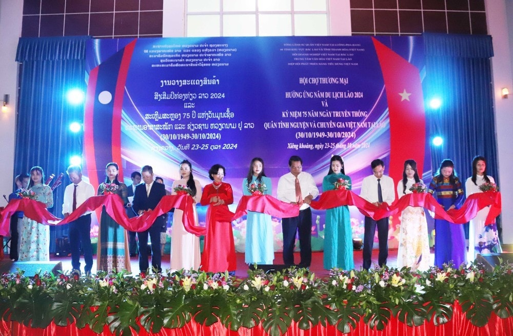 Representatives from Vietnamese and Lao agencies, localities and businesses at the opening ceremony of the Vietnam-Laos trade fair 2024 in Xiengkhouang province. (Photo: VNA) Representatives from Vietnamese and Lao agencies, localities and businesses at the opening ceremony of the Vietnam-Laos trade fair 2024 in Xiengkhouang province. (Photo: VNA)
