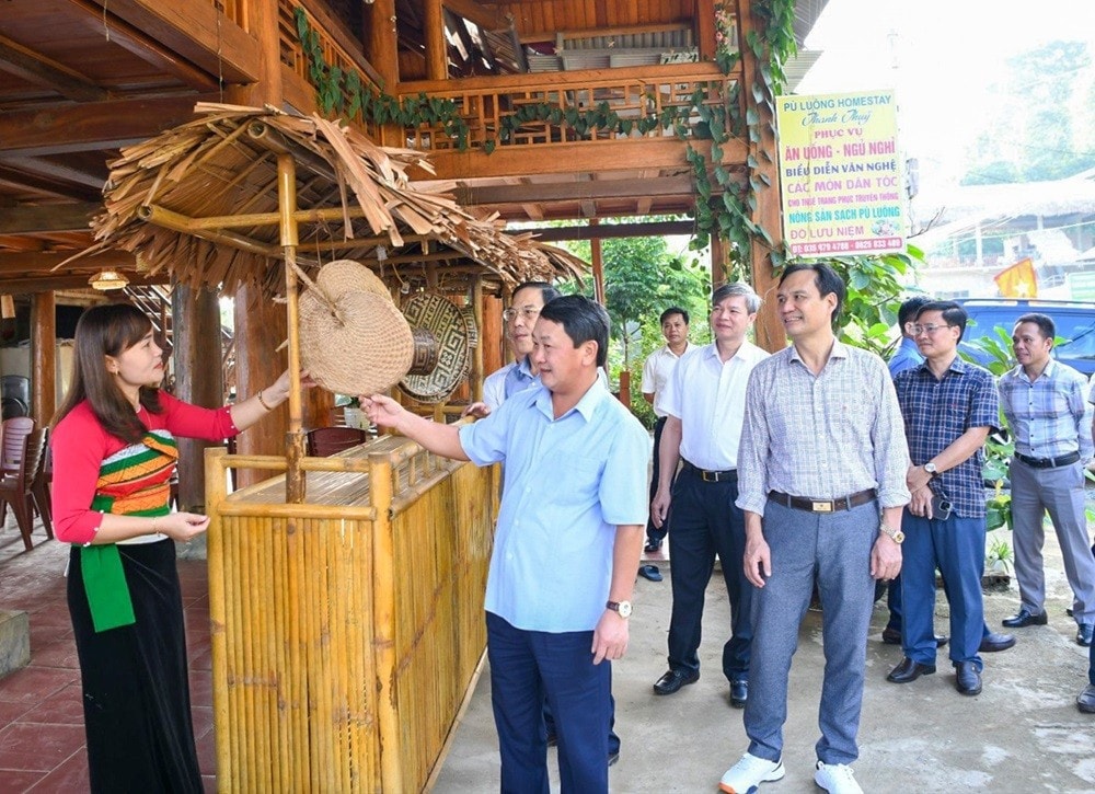 Bộ trưởng, Chủ nhiệm Ủy ban Dân tộc Hầu A Lềnh thăm mô hình du lịch cộng đồng tại thôn Pù Luông, xã Thành Sơn, huyện Bá Thước, tỉnh Thanh Hóa. Ảnh: Minh Hương