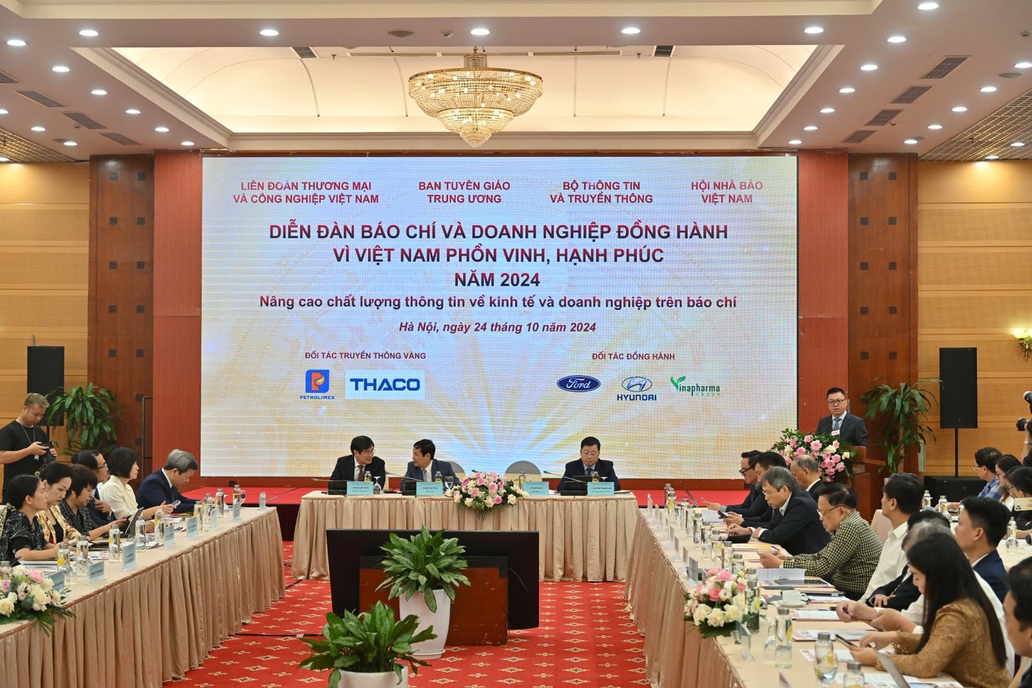 Toàn cảnh diễn đàn