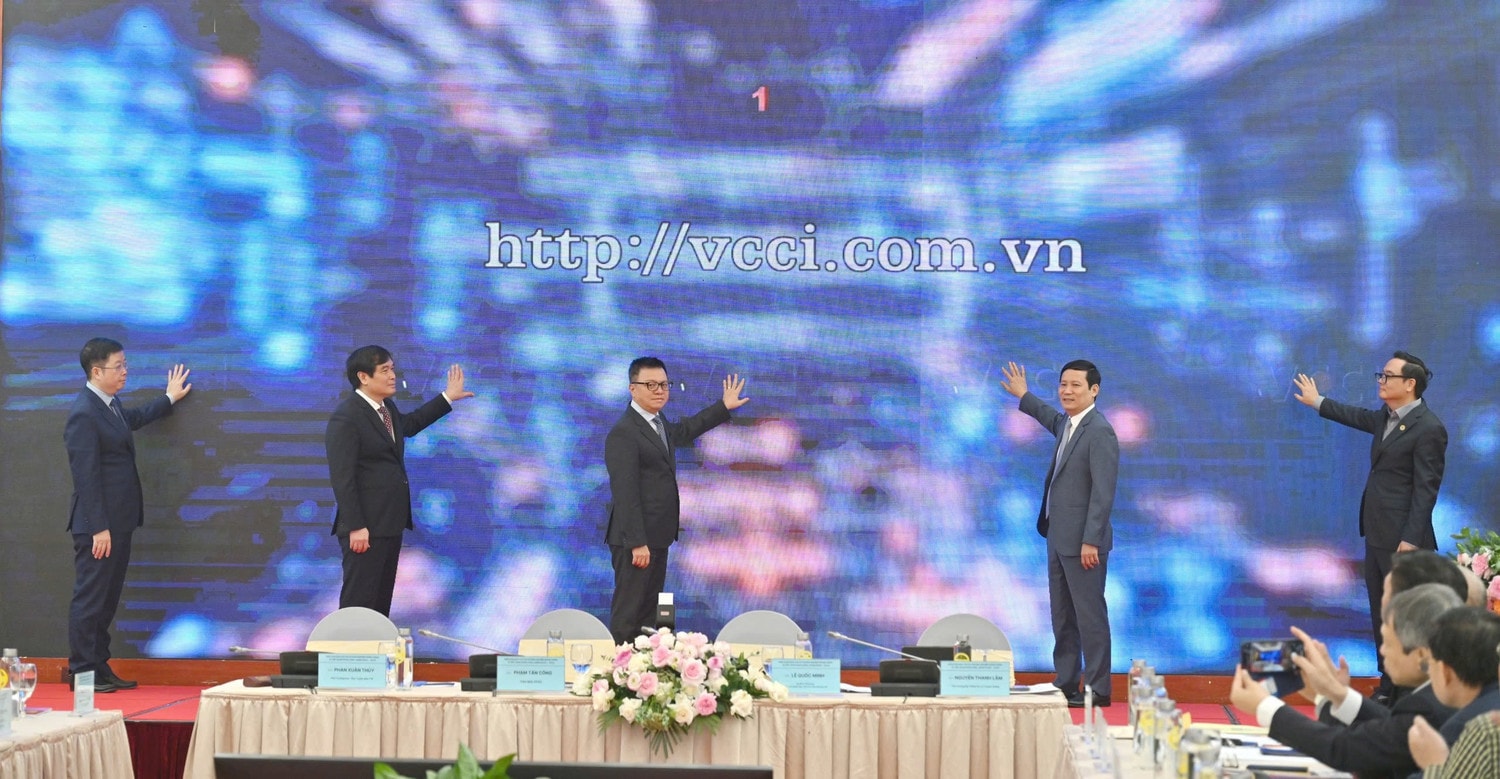 Các đại biểu bấm nút khai trương giao diện mới cho Trang thông tin điện tử của Liên đoàn Thương mại và Công nghiệp Việt Nam