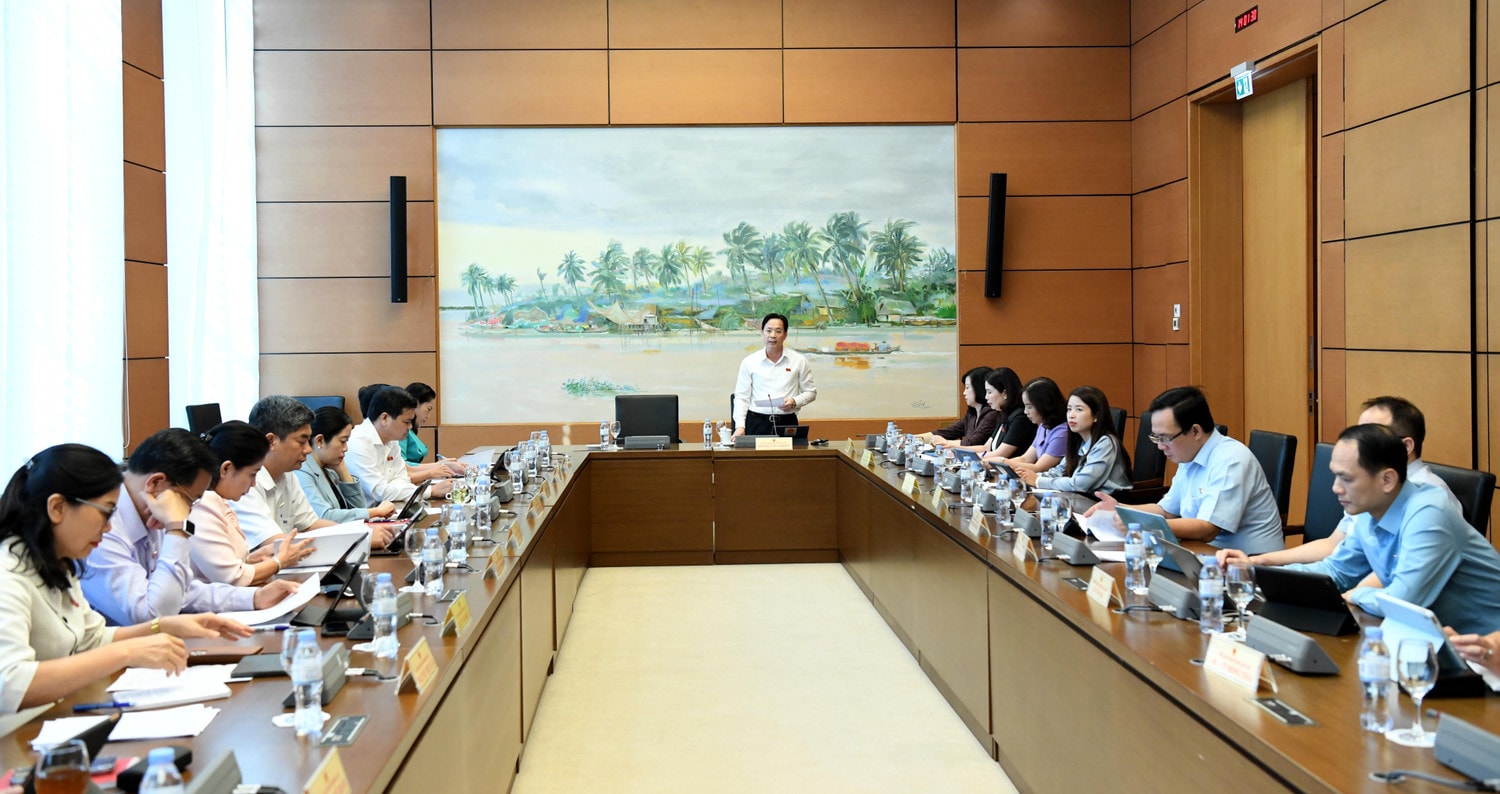Quang cảnh thảo luận tại Tổ 13. Ảnh: Lâm Hiển