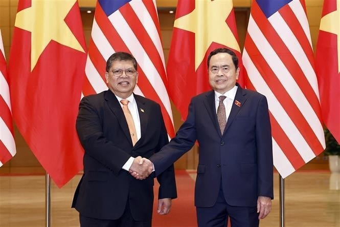 National Assembly Chairman Tran Thanh Man (right) and Speaker of the House of Representatives of Malaysia Tan Sri Dato' Johari Bin Abdul. (Photo: VNA) National Assembly Chairman Tran Thanh Man (right) and Speaker of the House of Representatives of Malaysia Tan Sri Dato' Johari Bin Abdul. (Photo: VNA)