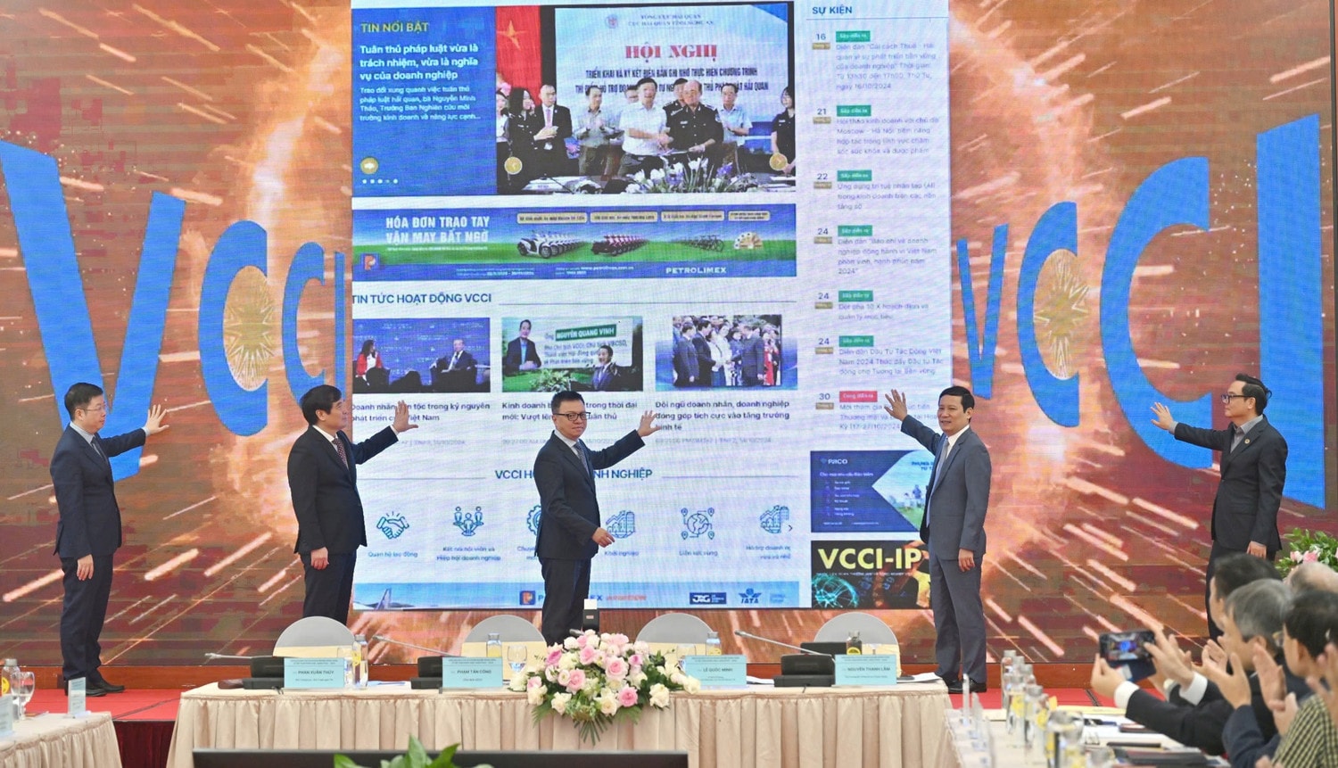 Các đại biểu bấm nút khai trương giao diện mới cho Trang thông tin điện tử của Liên đoàn Thương mại và Công nghiệp Việt Nam