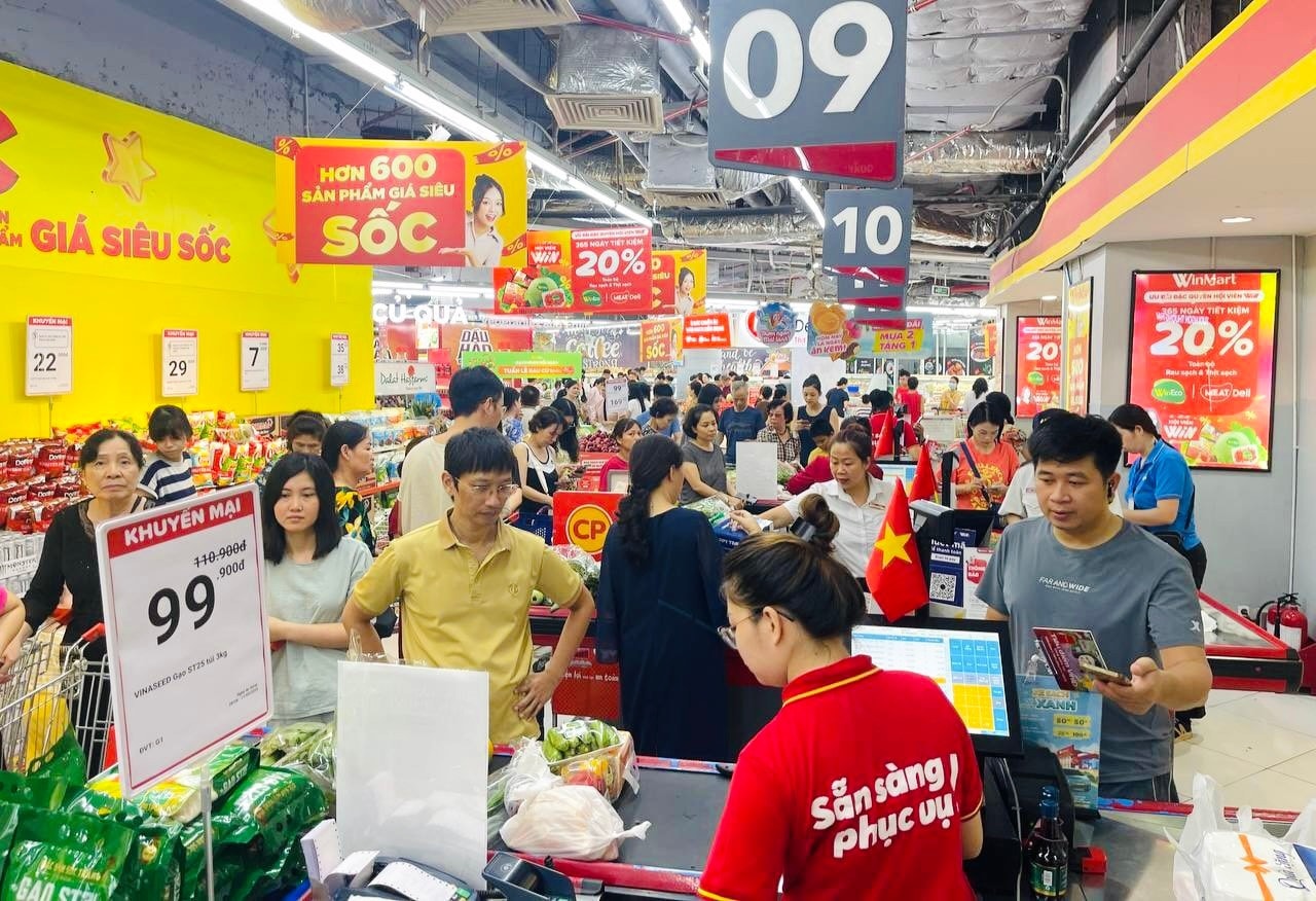 khach-hang-mua-sam-tai-winmart-royal-city-sang-ngay-7-9-4220-9106.jpg
