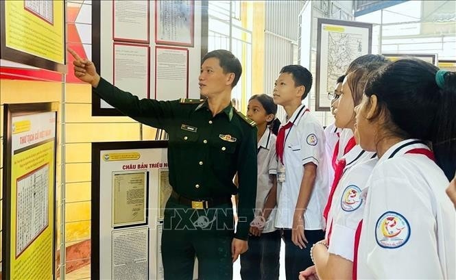 The digital exhibition entitled “Vietnam’s Hoang Sa (Paracel) and Truong Sa (Spratly): Historical and legal evidence” is held in Hai Xuan high school. (Photo: VNA) The digital exhibition entitled “Vietnam’s Hoang Sa (Paracel) and Truong Sa (Spratly): Historical and legal evidence” is held in Hai Xuan high school. (Photo: VNA)