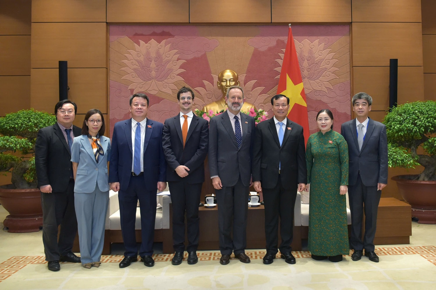 chu-nhiem-uy-ban-quoc-phong-va-an-ninh-le-tan-toi-va-dai-su-italia-tai-viet-nam-marco-della-seta-chup-hinh-luu-niem-521-5638.jpg