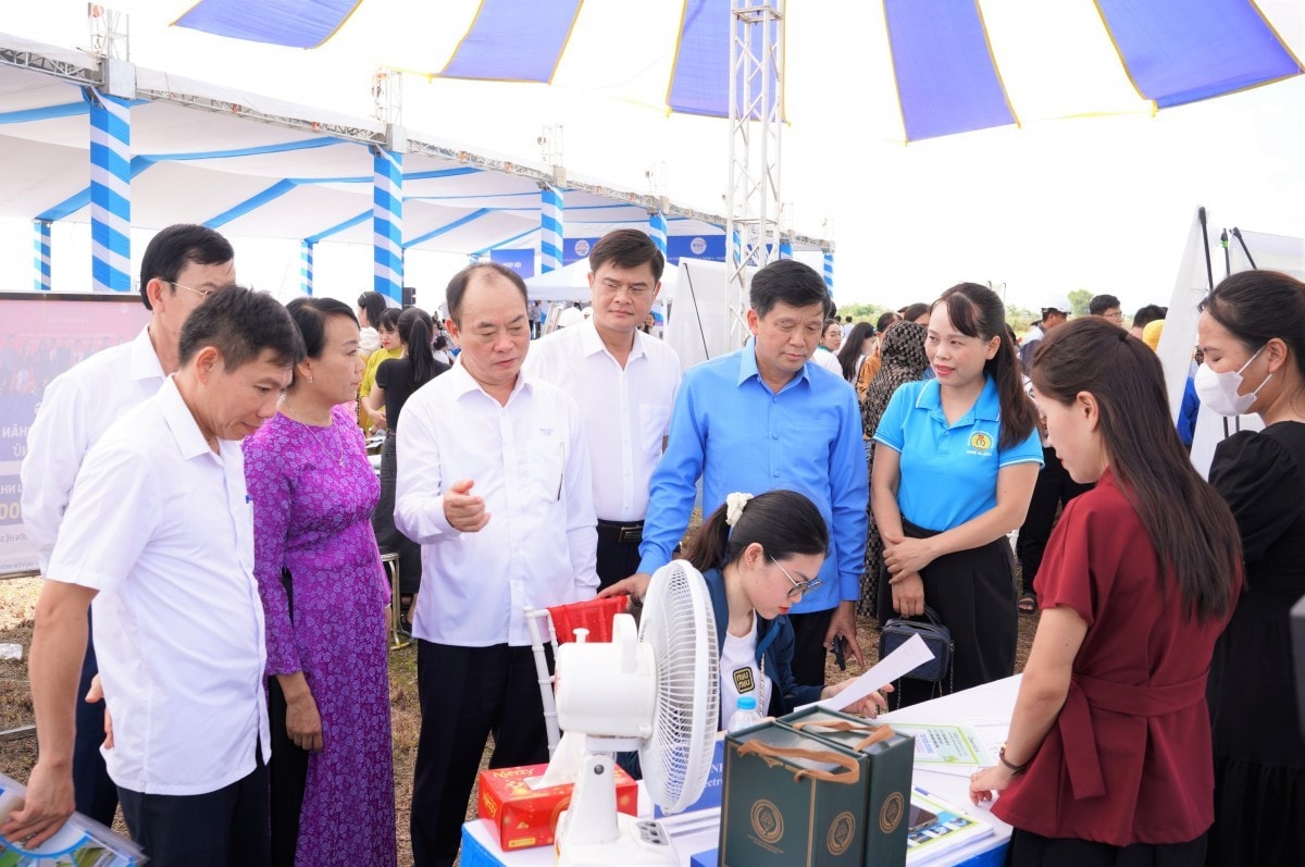 nghe-an-soi-noi-ngay-hoi-tu-van-gioi-thieu-viec-lam-trong-kcn-wha-va-nam-cam-20240928112520-3783-6322.jpg