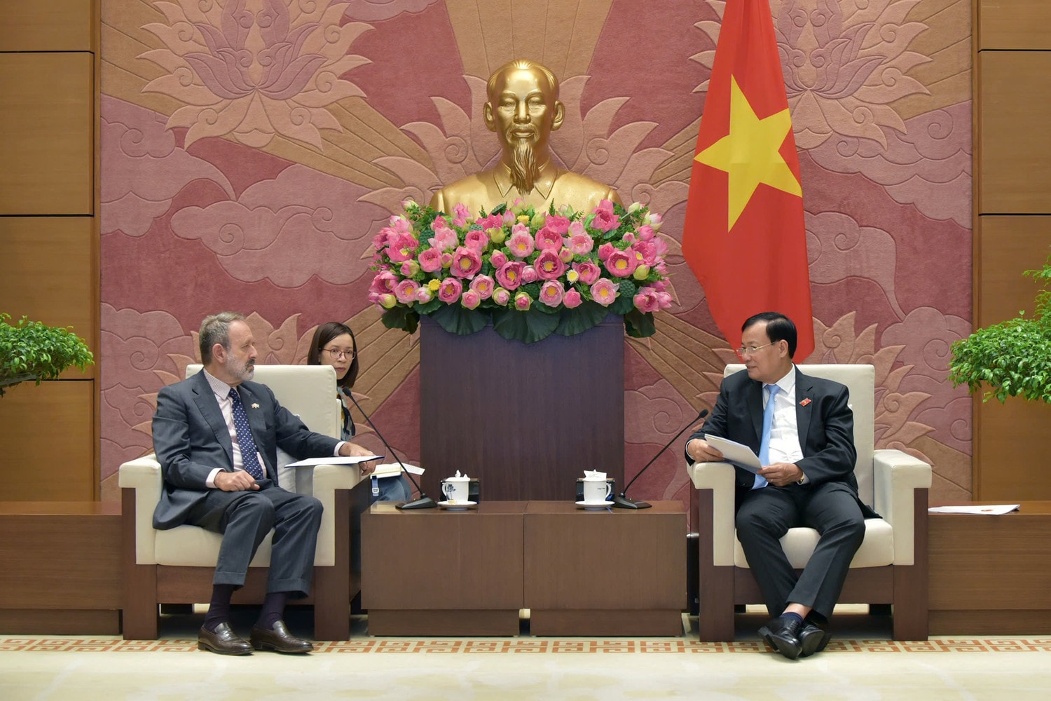 chu-nhiem-uy-ban-quoc-phong-va-an-ninh-le-tan-toi-tiep-dai-su-italia-tai-viet-nam-marco-della-seta-1-6630-6514.jpg