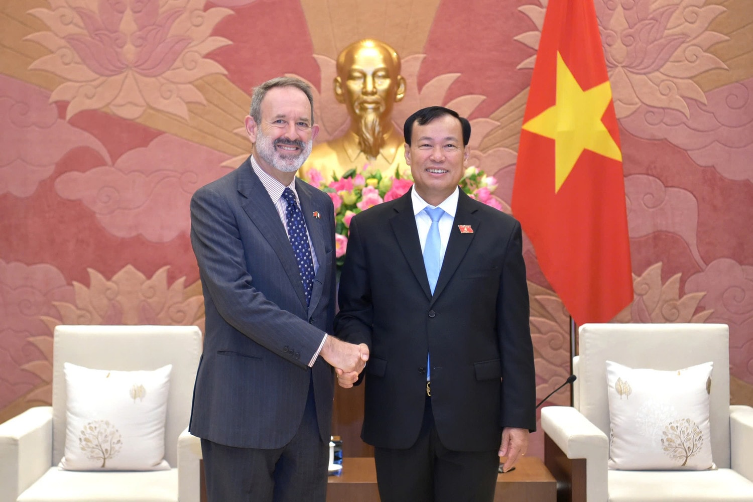 chu-nhiem-uy-ban-quoc-phong-va-an-ninh-le-tan-toi-tiep-dai-su-italia-tai-viet-nam-marco-della-seta-3429-8504.jpg