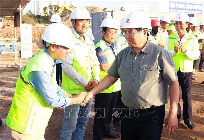 Thủ tướng Phạm Minh Chính động viên cán bộ, công nhân các đơn vị thi công dự án Trung tâm Hội chợ Triển lãm Quốc gia. Ảnh: Dương Giang/TTXVN
