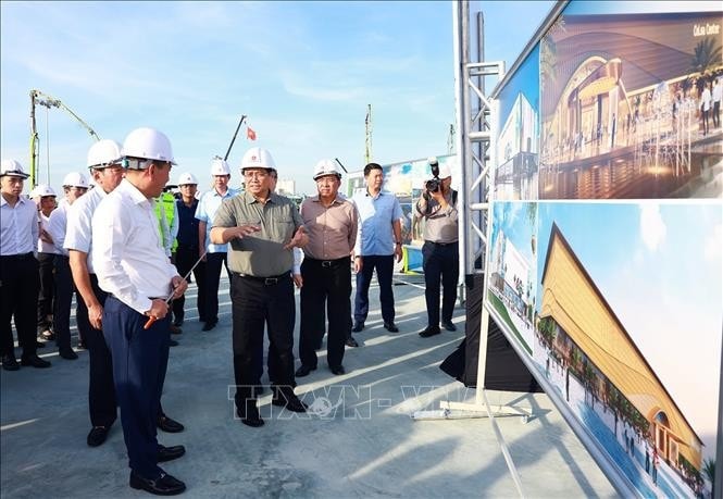 Thủ tướng Phạm Minh Chính kiểm tra tiến độ thi công dự án Trung tâm Hội chợ Triển lãm Quốc gia tại huyện Đông Anh, Hà Nội. Ảnh: Dương Giang/TTXVN