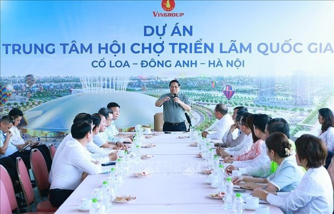 Thủ tướng Phạm Minh Chính làm việc với chủ đầu tư và các đơn vị thi công dự án Trung tâm Hội chợ Triển lãm Quốc gia tại huyện Đông Anh, Hà Nội. Ảnh: Dương Giang/TTXVN