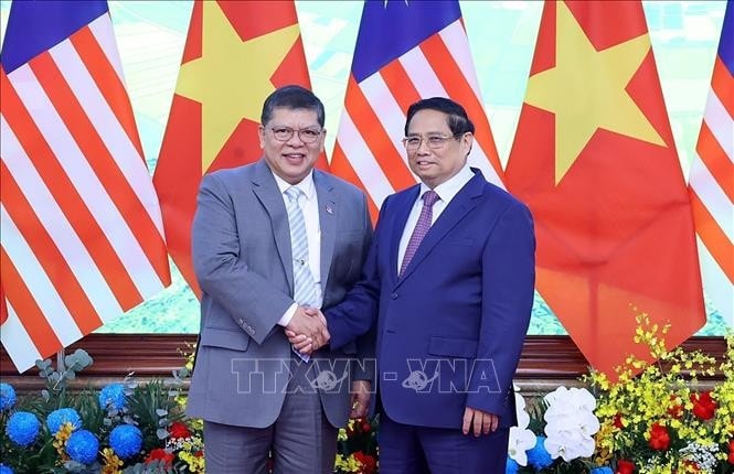 Thủ tướng Phạm Minh Chính với Chủ tịch Hạ viện Malaysia Tan Sri Dato’ Johari Bin Abdul. Ảnh: Phạm Kiên/TTXVN